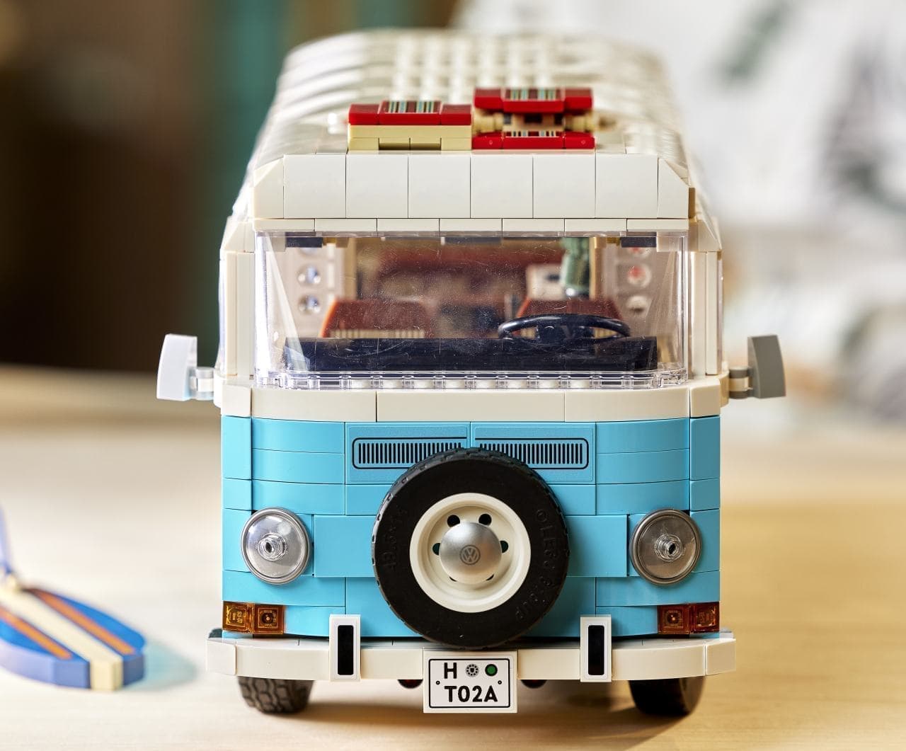 ワーゲンバスをレゴで再現「レゴ フォルクスワーゲン タイプ2バス キャンピングカー」 インテリアにまでこだわってます