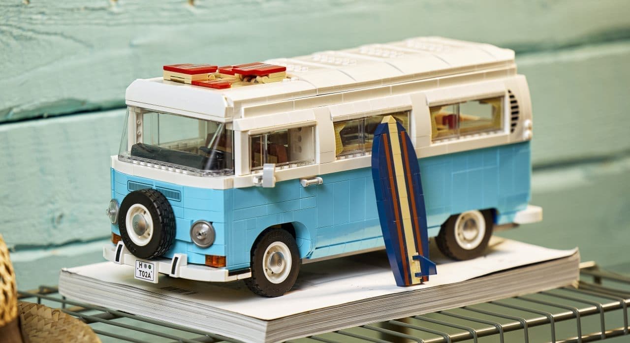 ワーゲンバスをレゴで再現「レゴ フォルクスワーゲン タイプ2バス キャンピングカー」 インテリアにまでこだわってます