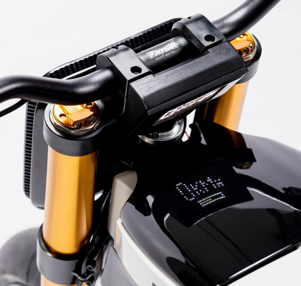 カーボンボディの電動バイクDAB MOTORS「CONCEPT-E」