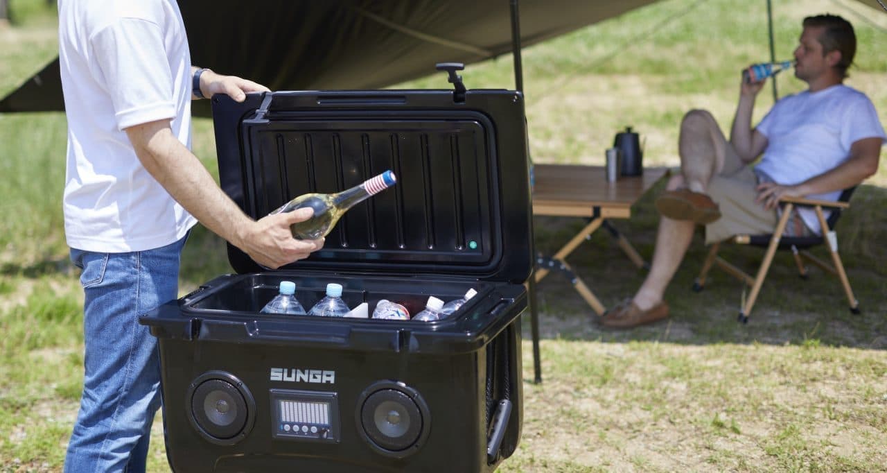 キャンプに音楽と冷たいドリンクを SUNGA「Bluetoothスピーカー内蔵 クーラーボックス」