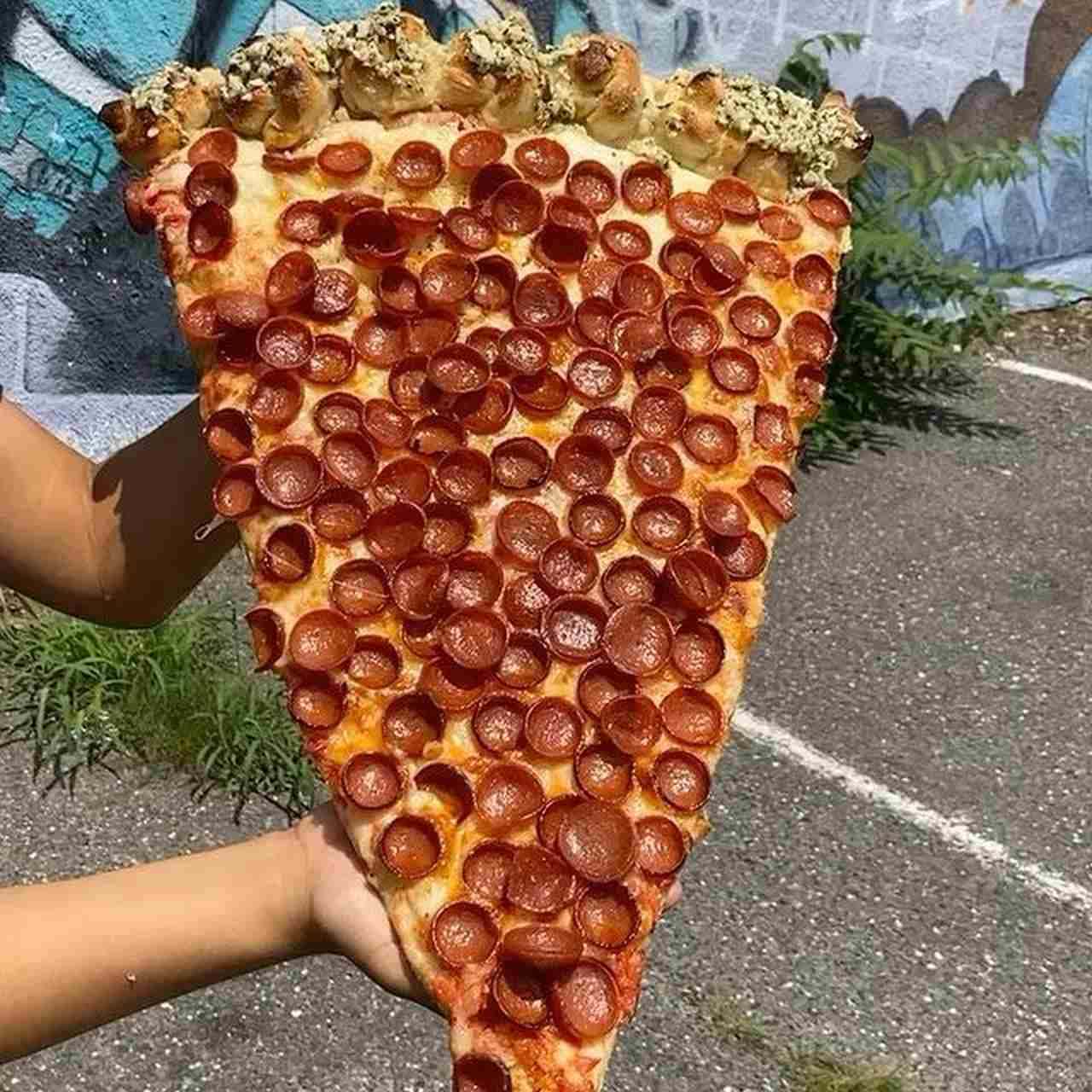 ピザが好き！ペパロニはもっと好き？ジョーズ・ロティセリアの「メガ・スライス」