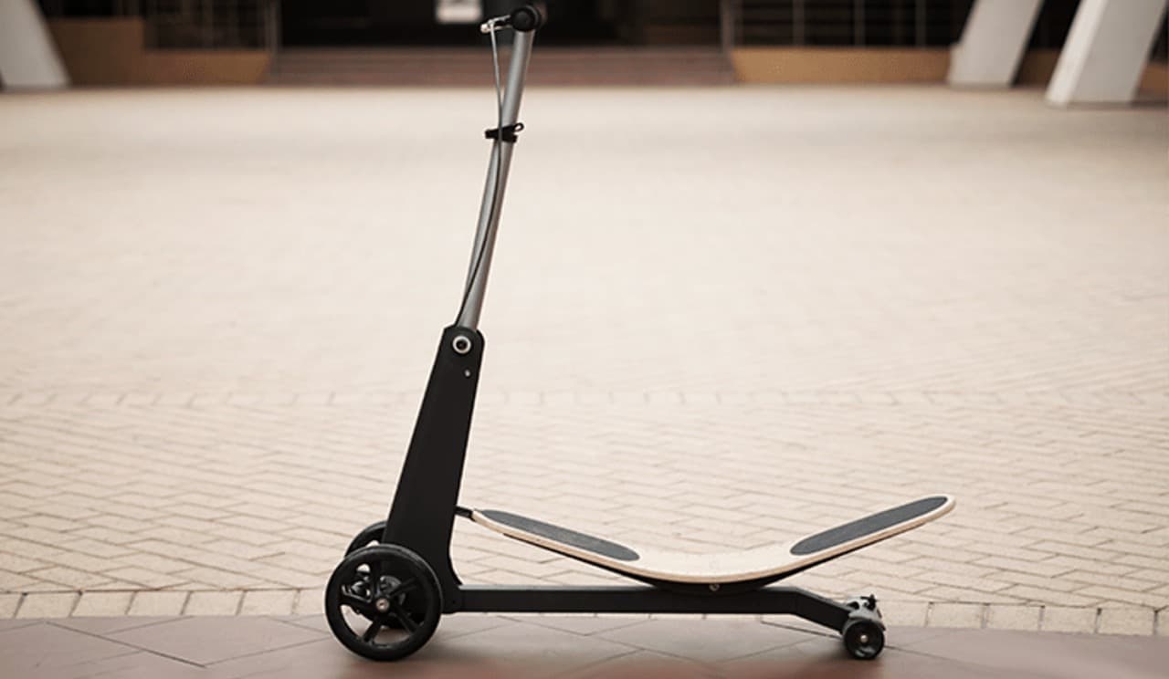 足踏み式のキックスクーター「DEREZINA」 21世紀のローラースルーGOGO？