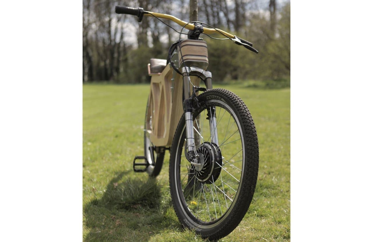 カフェレーサー＆スクランブラーに触発されたデザインを持つ木製電動バイク「Electraply」