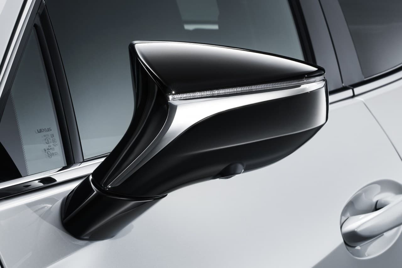 LEXUS「UX」に2タイプの特別仕様車 スポーティな“F SPORT Style Blue”とエレガントな“Elegant Black”