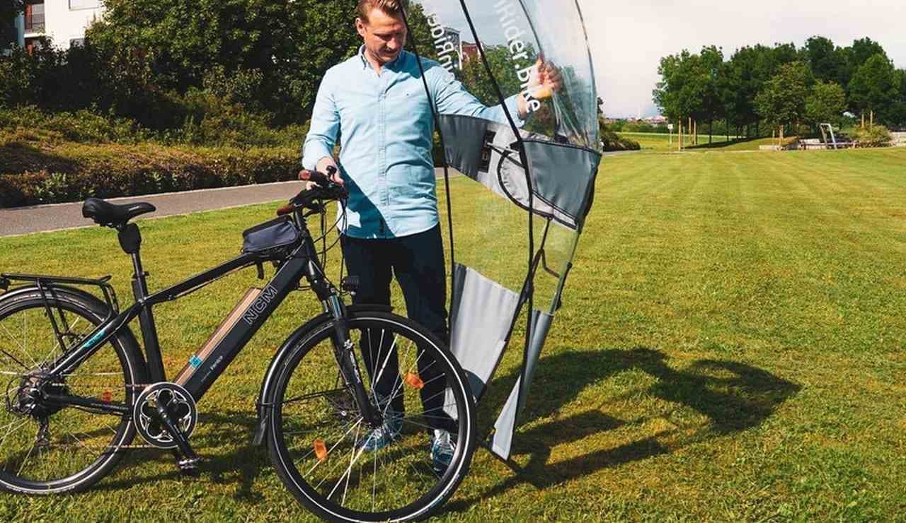 雨の日の自転車通勤を快適にRainRiderの「Softtop」 足元までカバー＆駐輪時用のパーキングポジション装備