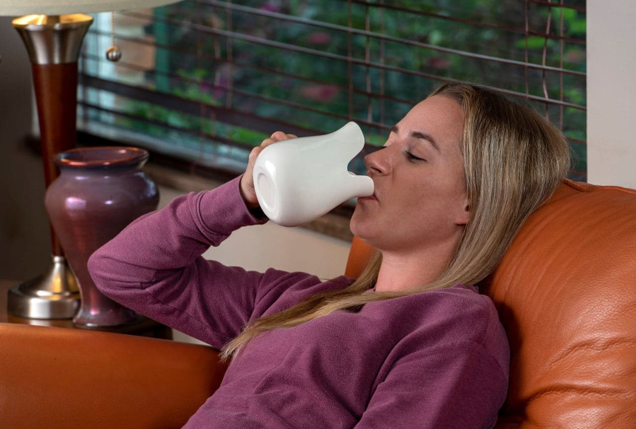コーヒーがこぼれないマグカップ ソファーでリラックスしながら飲める「RELAXX MUG」