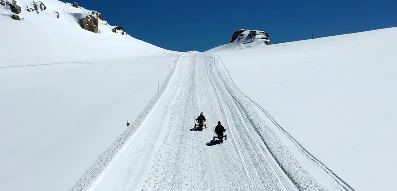 電動アシストスノーモービルArosno「E-trace」 無限軌道とモーターアシストで雪の坂道も登れる！