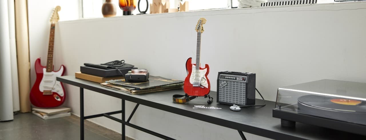 そんなストラトキャスターをLEGOが、「LEGO Ideas Fender Stratocaster set」としてLEGOブロックにしてくれました。