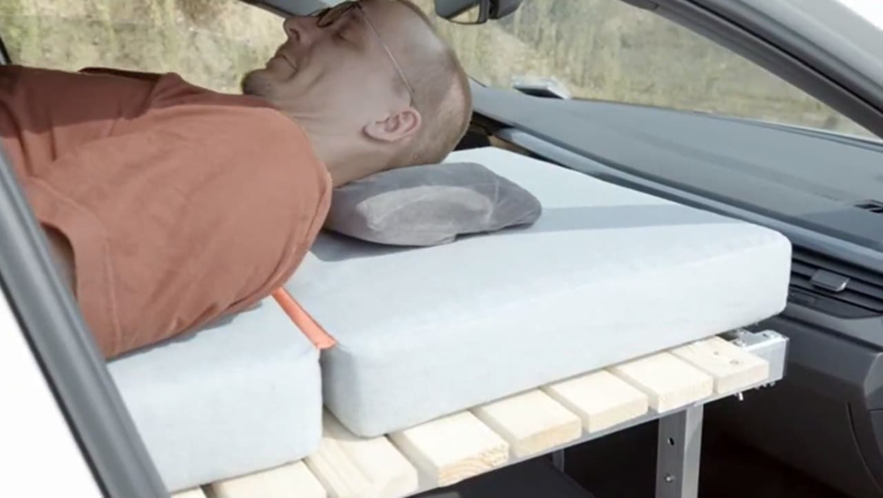 車中泊を快適に ほとんどのクルマに搭載できるベッドモジュール「CarCamper」