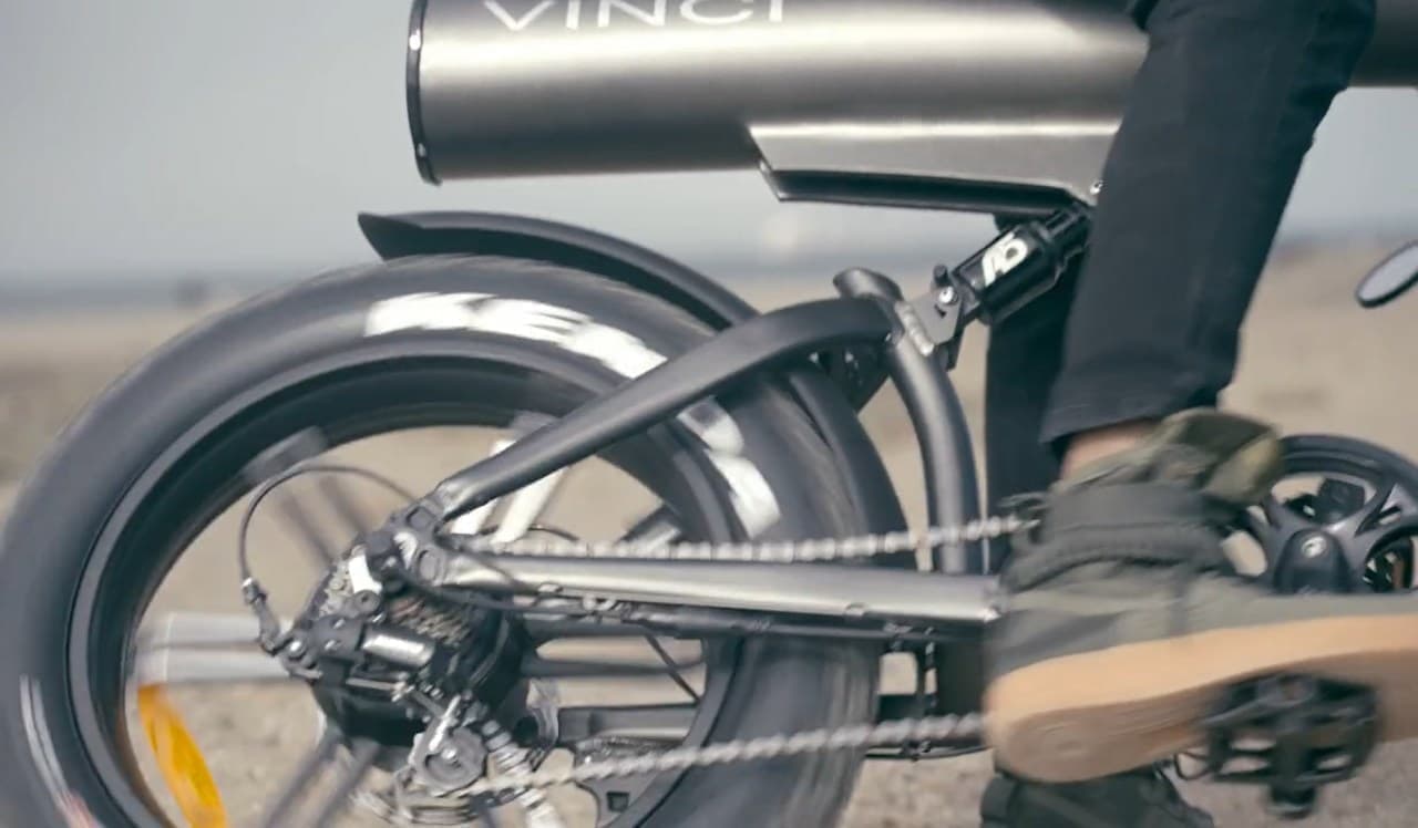 丸太みたいなフレームの電動バイク「Vinci」