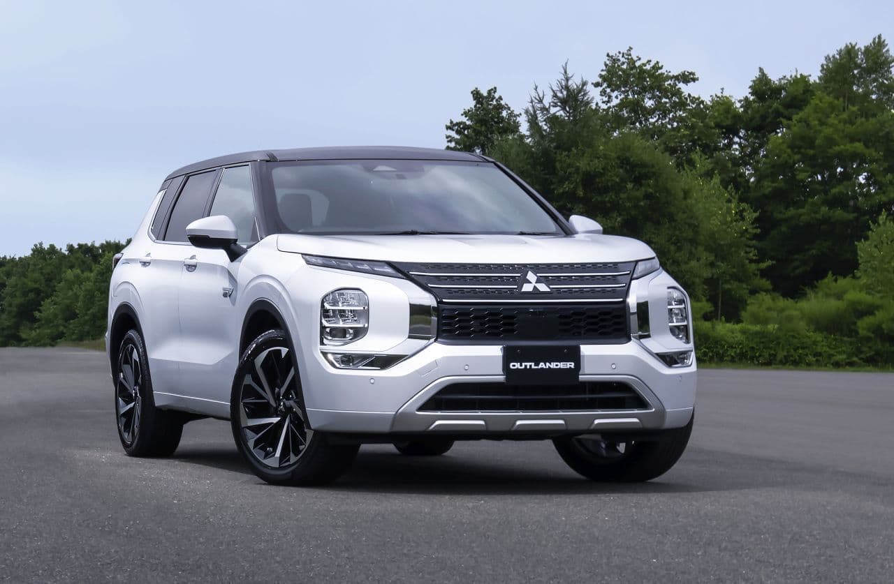 三菱自動車が新型「アウトランダー」PHEVモデルの内外装デザインを公開 
