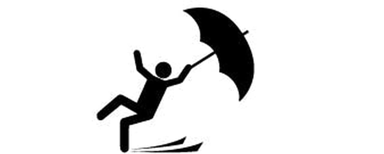 4人が一つの傘に入って長時間移動するのは厳しい でもクルマまでの移動とかならば十分！