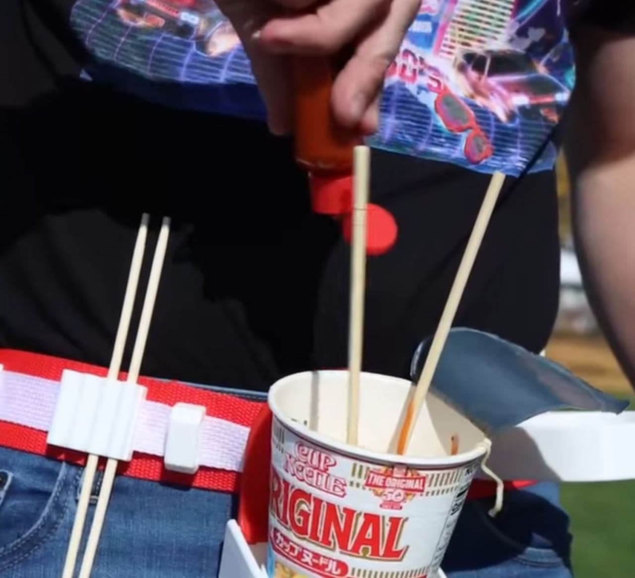 「Cup Noodles Utility Belt」 カップヌードル誕生50年を祝って製作