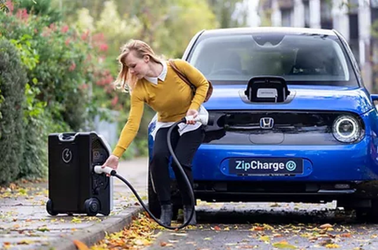 自宅で充電できしトランクに入れておけるEV用ポータブル充電器「ZipCharge Go」