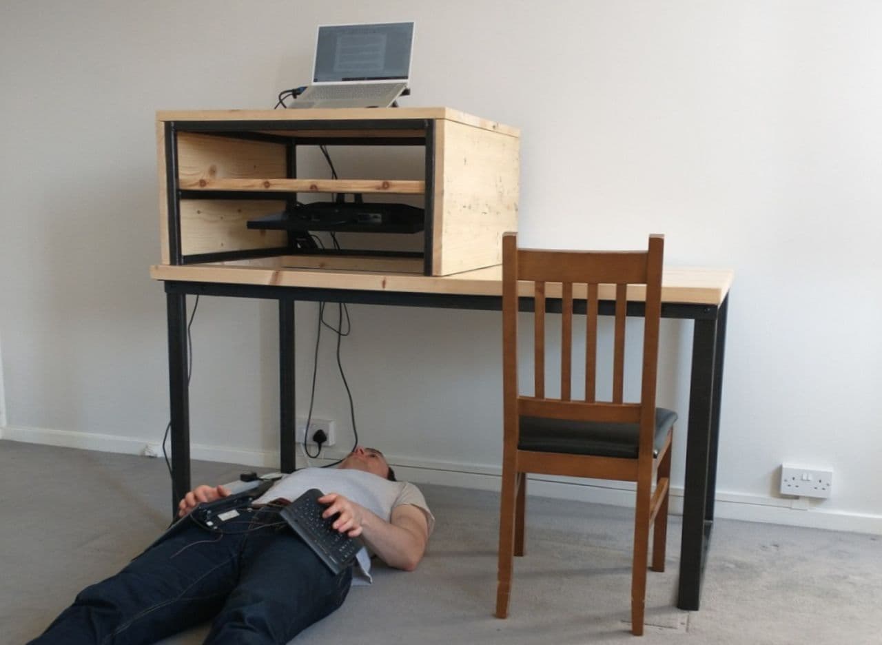 寝転がって仕事ができるデスク「Lying Down Desk」 シッティング・スタンディング・ライイングの3ポジションが取れる