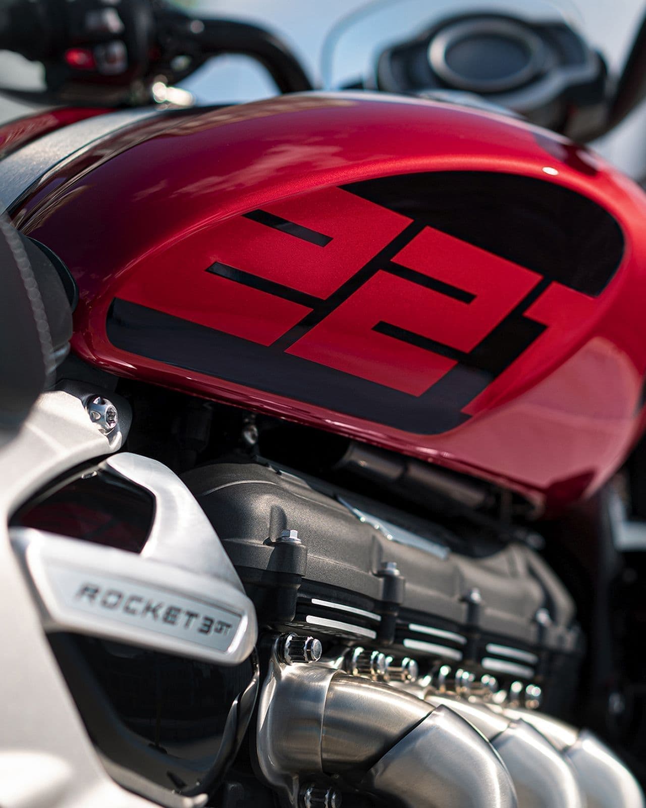 世界最大！排気量2,500ccエンジンを搭載したトライアンフROCKET 3に限定カラーの「221 Special Edition」