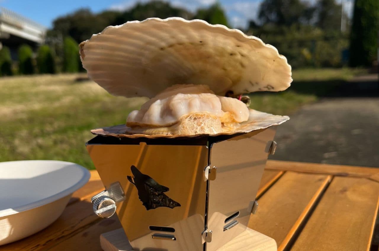 「ホタテ用焚き火台」発売！ キャンプ場で殻付きホタテ貝をおいしく焼ける超コンパクトな固形燃料ストーブ
