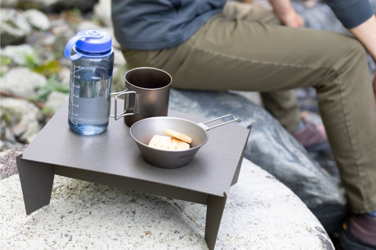 たった121g！キャンプに持っていきたい紙製組み立てテーブルがアウトドアブランドNAGUから