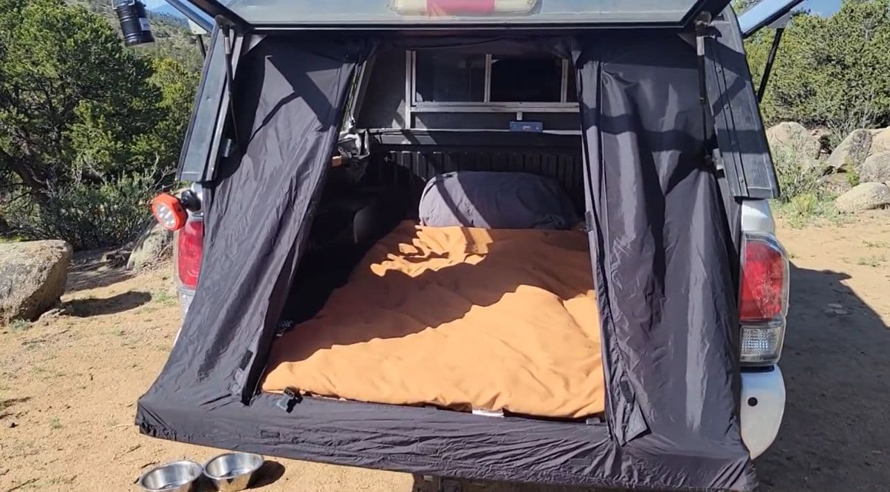 トヨタ「タコマ」の荷台で足を伸ばして車中泊 リアの下ゲートを活用するテント「Topper Tent」