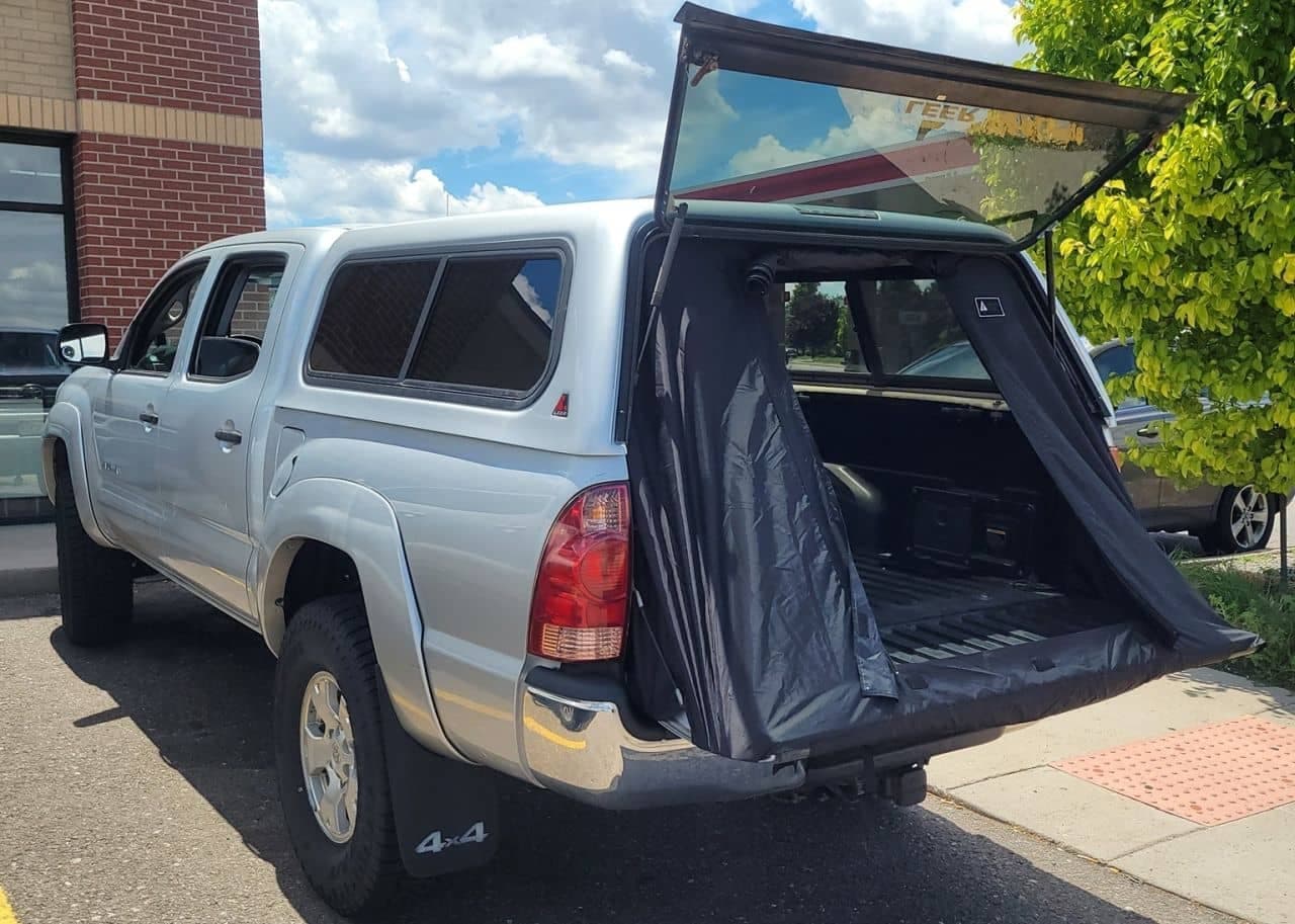トヨタ「タコマ」の荷台で足を伸ばして車中泊 リアの下ゲートを活用するテント「Topper Tent」