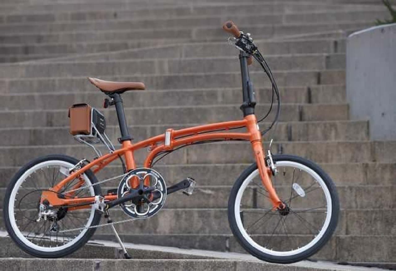 バッテリーをレザーバッグに収納した電動アシスト デイトナ「DE01」に 電動アシスト自転車専門店モトベロ開業10周年記念モデル