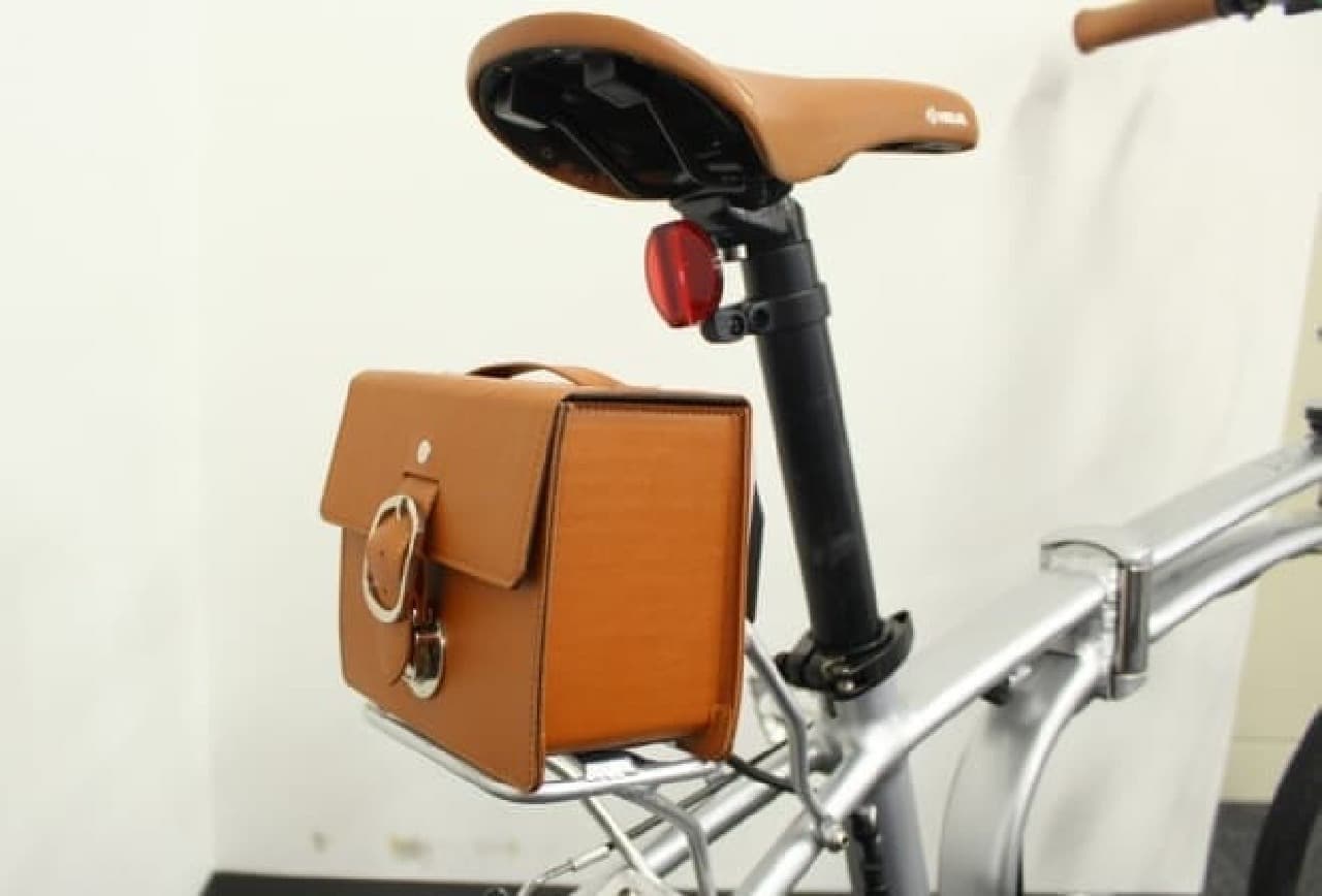 バッテリーをレザーバッグに収納した電動アシスト デイトナ「DE01」に 電動アシスト自転車専門店モトベロ開業10周年記念モデル