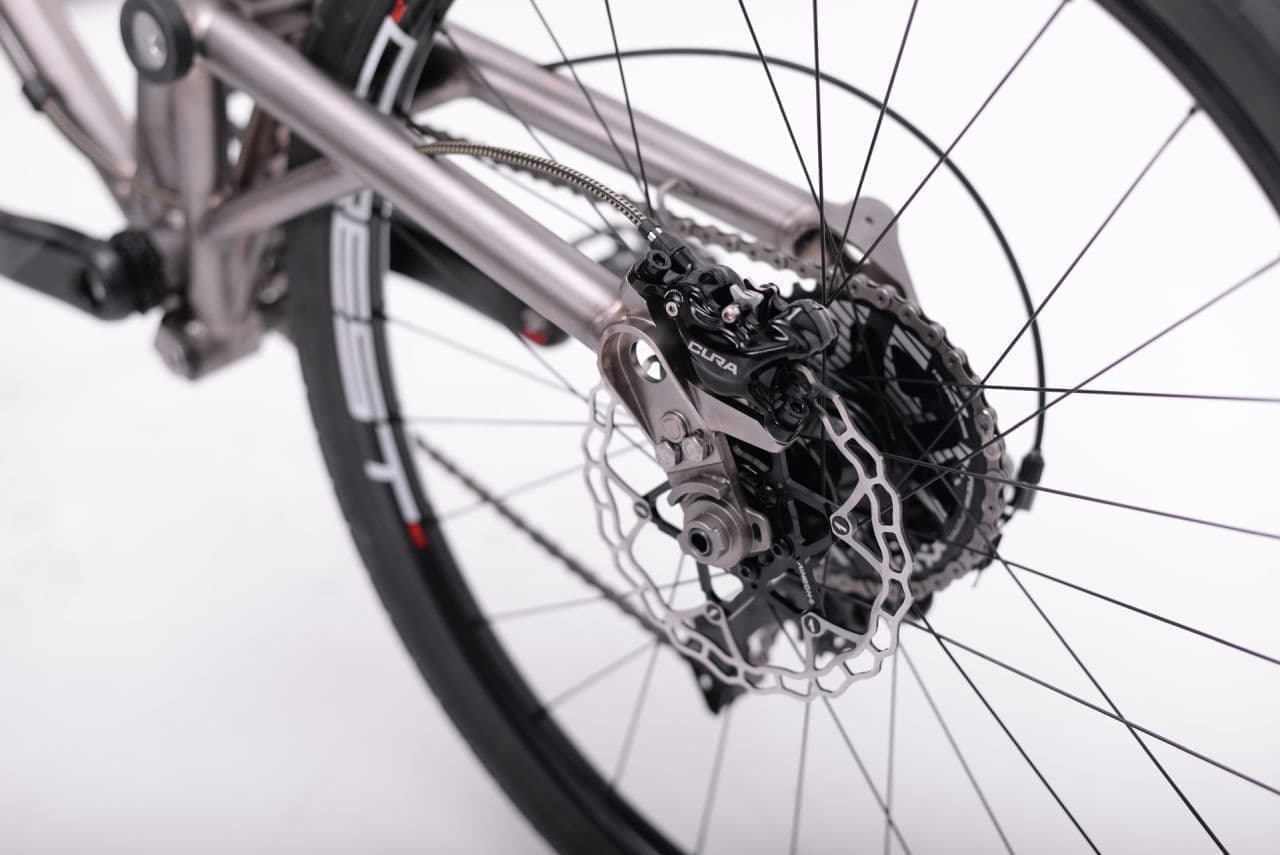ほぼタイヤサイズに折り畳めるチタンフレームの自転車Helixシリーズが地味に でも確実に進化していました 重さ8.9kgの「Ultralight」も