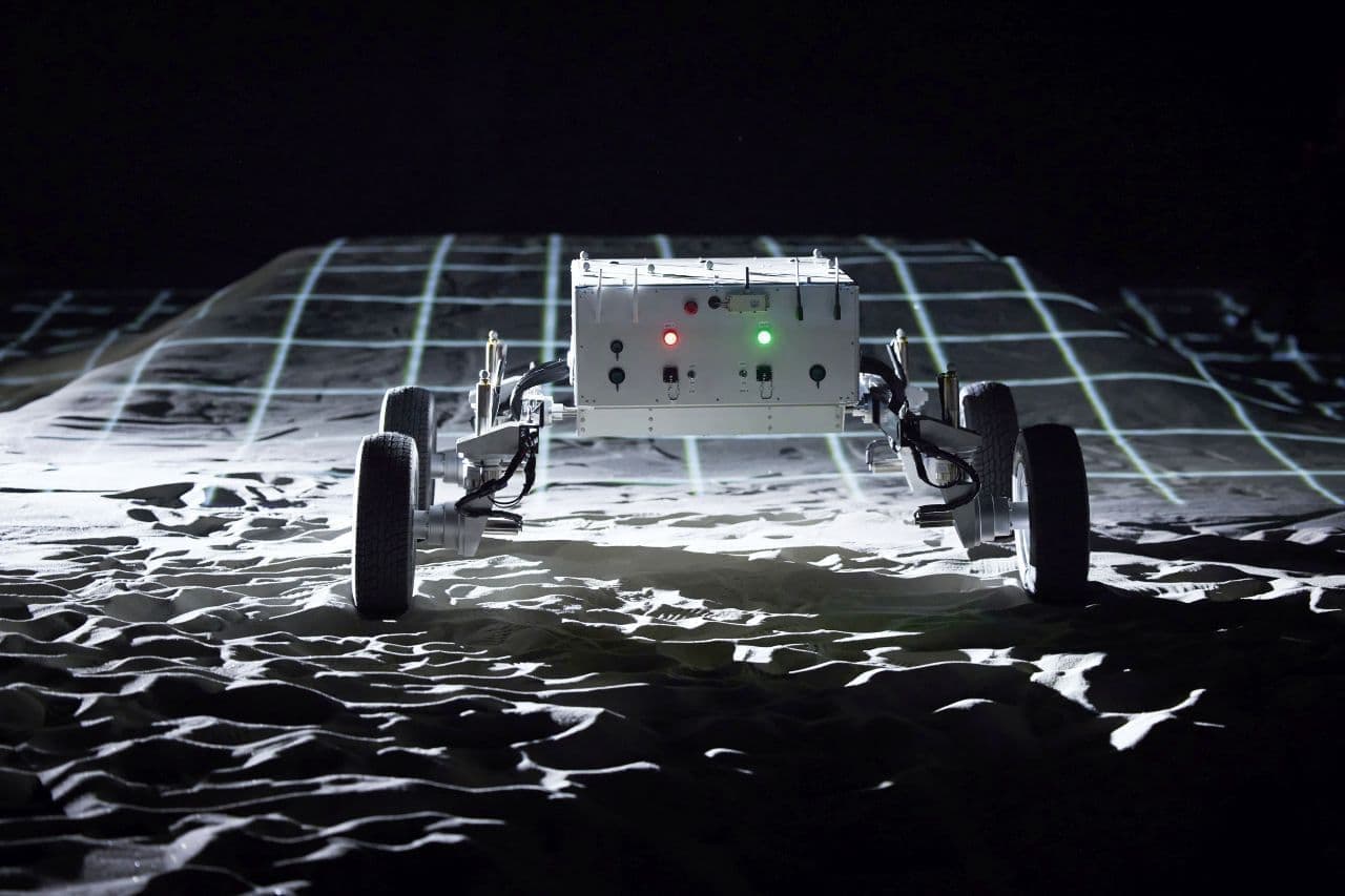 日産自動車が月面探査車の試作機を公開 「リーフ」のモーター制御技術と「アリア」のe-4ORCEを応用