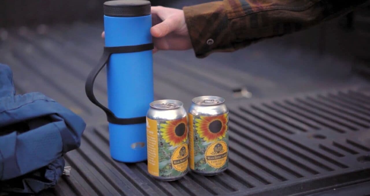 世界一小さなクーラーボックス？ 350mlの缶ビールを2本 18時間冷たくキープする「2 CAN COOLER STACK」
