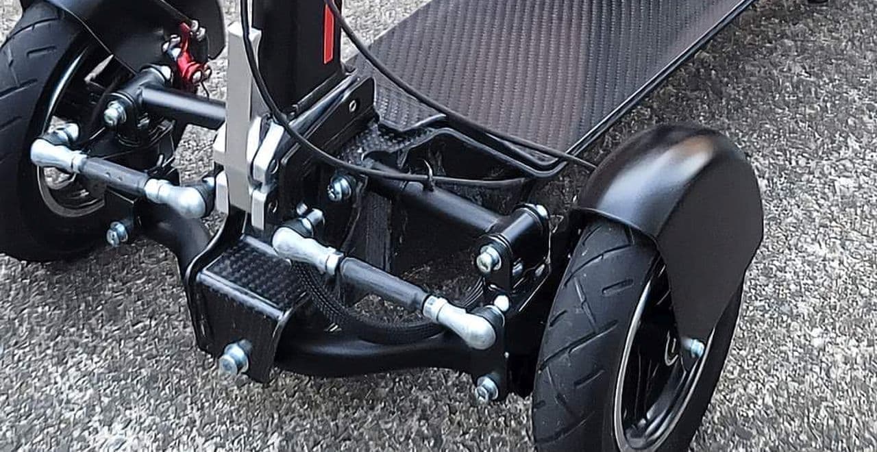 軽快なコーナリングが楽しめるフロント2輪の電動バイク「FUTURE X」先行販売開始 フレームにはカーボンを採用