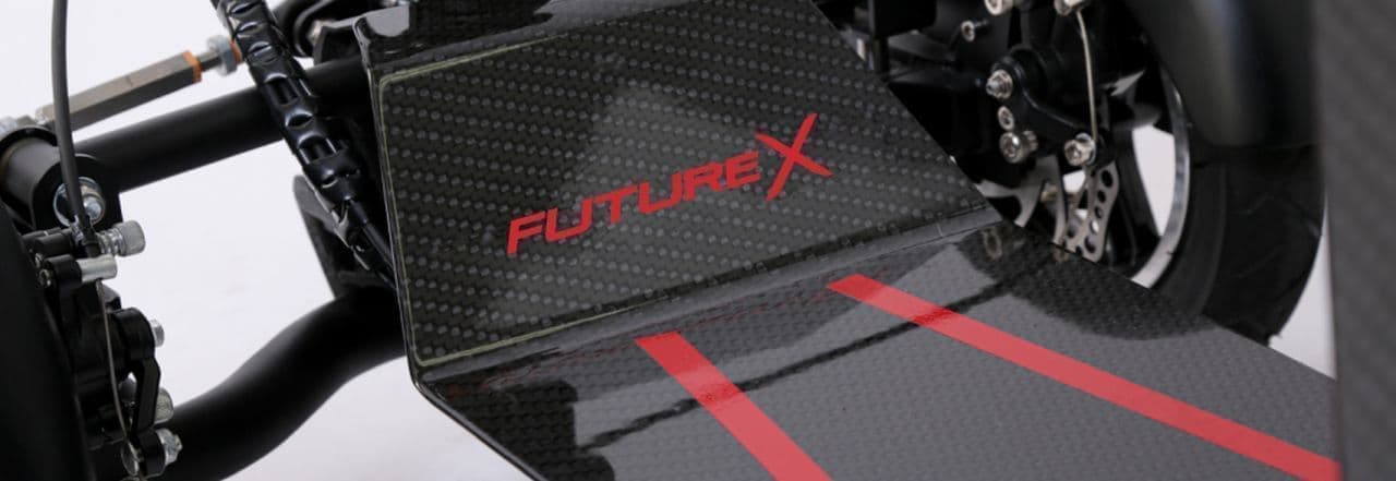 軽快なコーナリングが楽しめるフロント2輪の電動バイク「FUTURE X」先行販売開始 フレームにはカーボンを採用