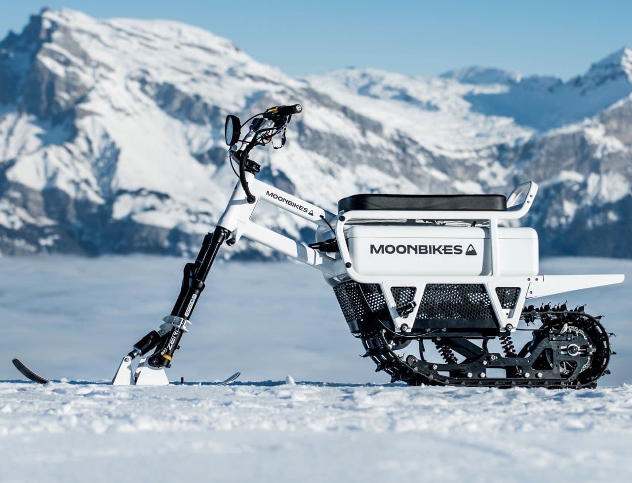 MoonBikesが電動スノーバイクの予約を開始 従来のスノーモービルよりも軽く 静かに走行できる