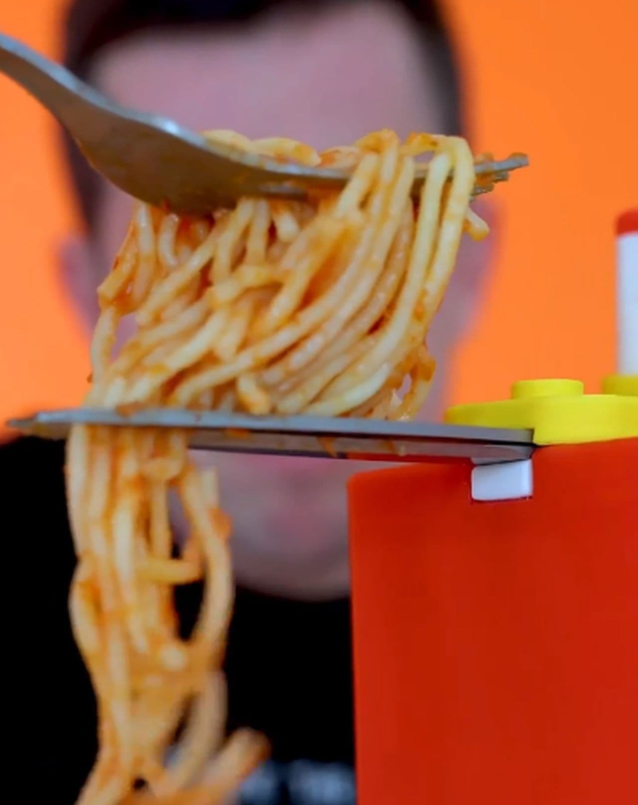 パスタをちょうど良い長さに切る「Noodle Nipper」 麺をずるずるとすすらなくてすむ