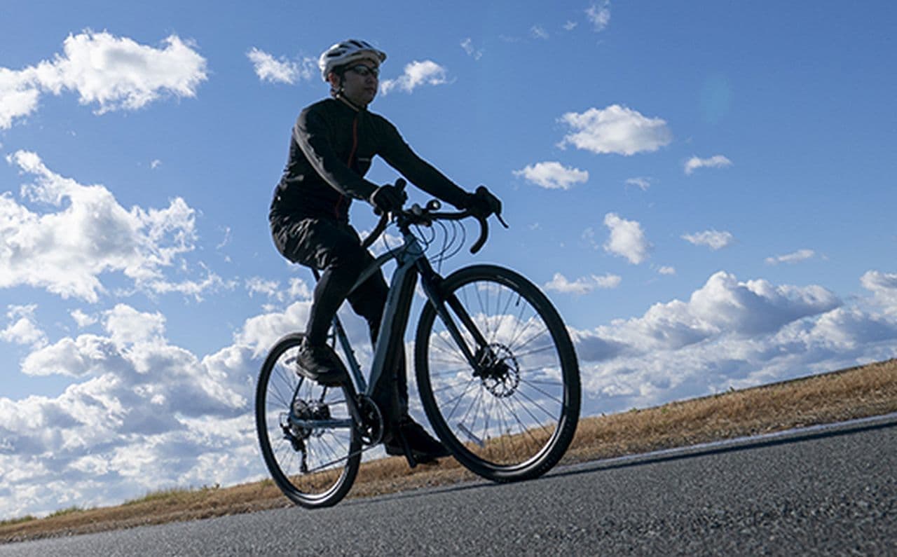 ヤマハからスポーツ電動アシスト自転車2モデル登場　クロスバイク「CROSSCORE RC」とオフロードも走れるグラベルバイク「WABASH RT」