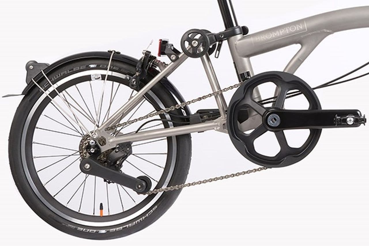 重さわずか7.45kg！Bromptonがチタンフレームの折り畳み自転車「T Line」を発表 持ち運べる なのにちゃんと走れる