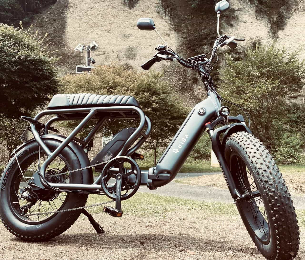 ファットタイヤとロングシートでバイクらしさを高めた電動バイク「De vida bike」CAMPFIREに登場