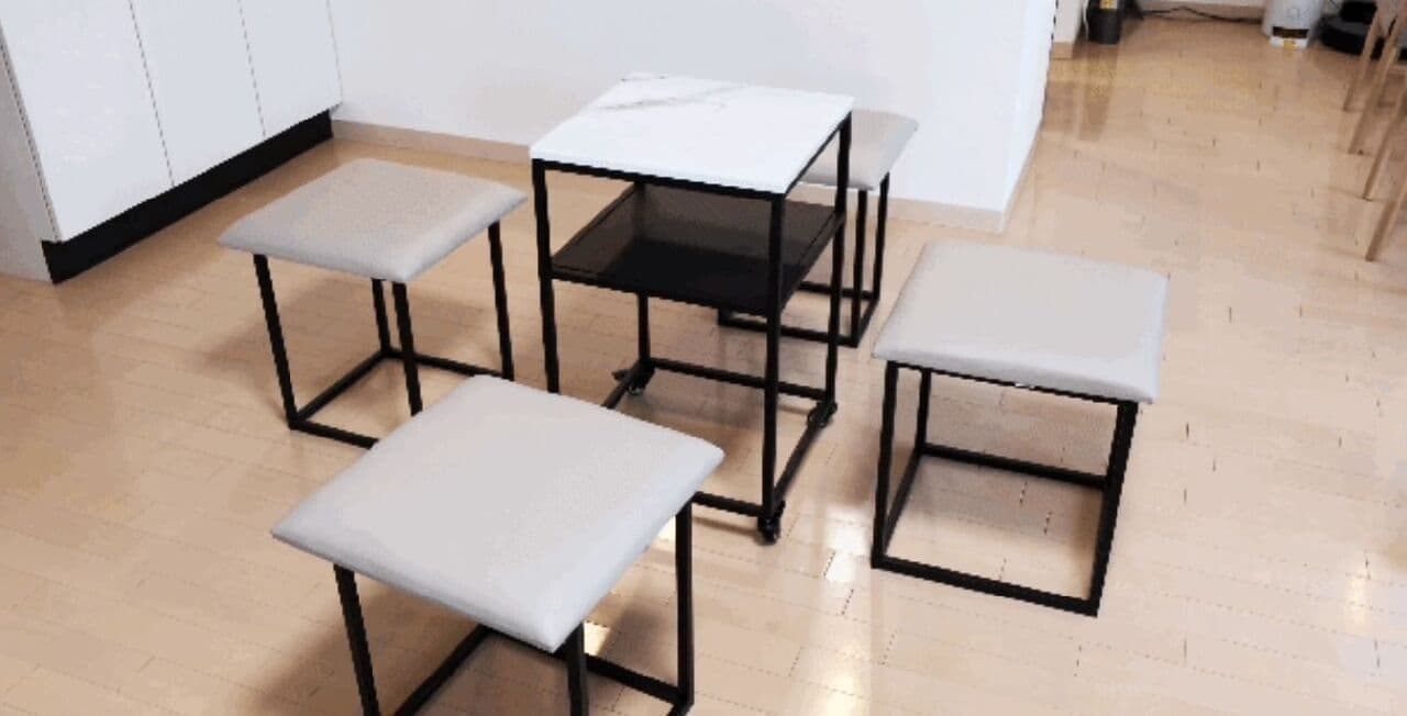 掛けテーブルセットとして使用できる便利な小型家具です。