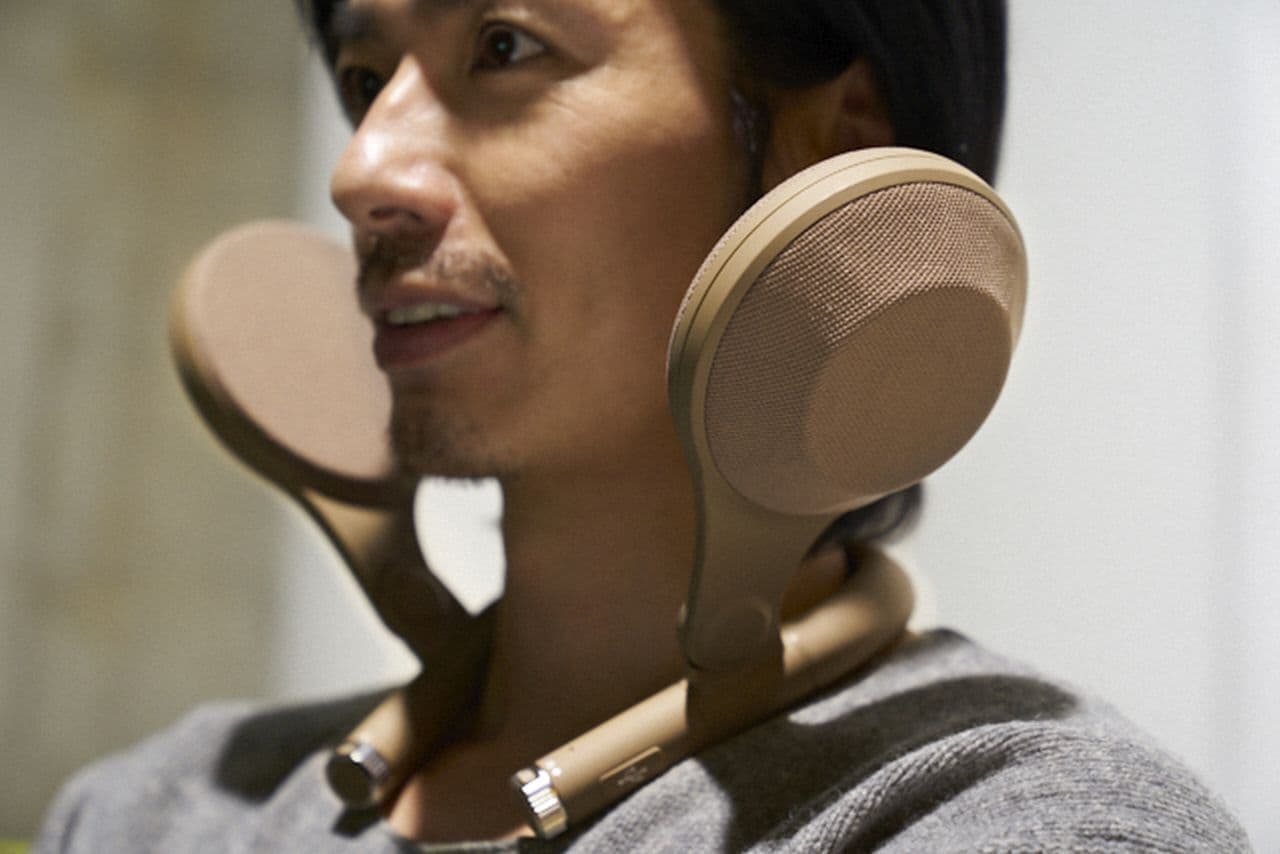 大口径のスピーカーを耳元に アイワがショルダースピーカー「ButterflyAudio」を2月14日に先行販売開始