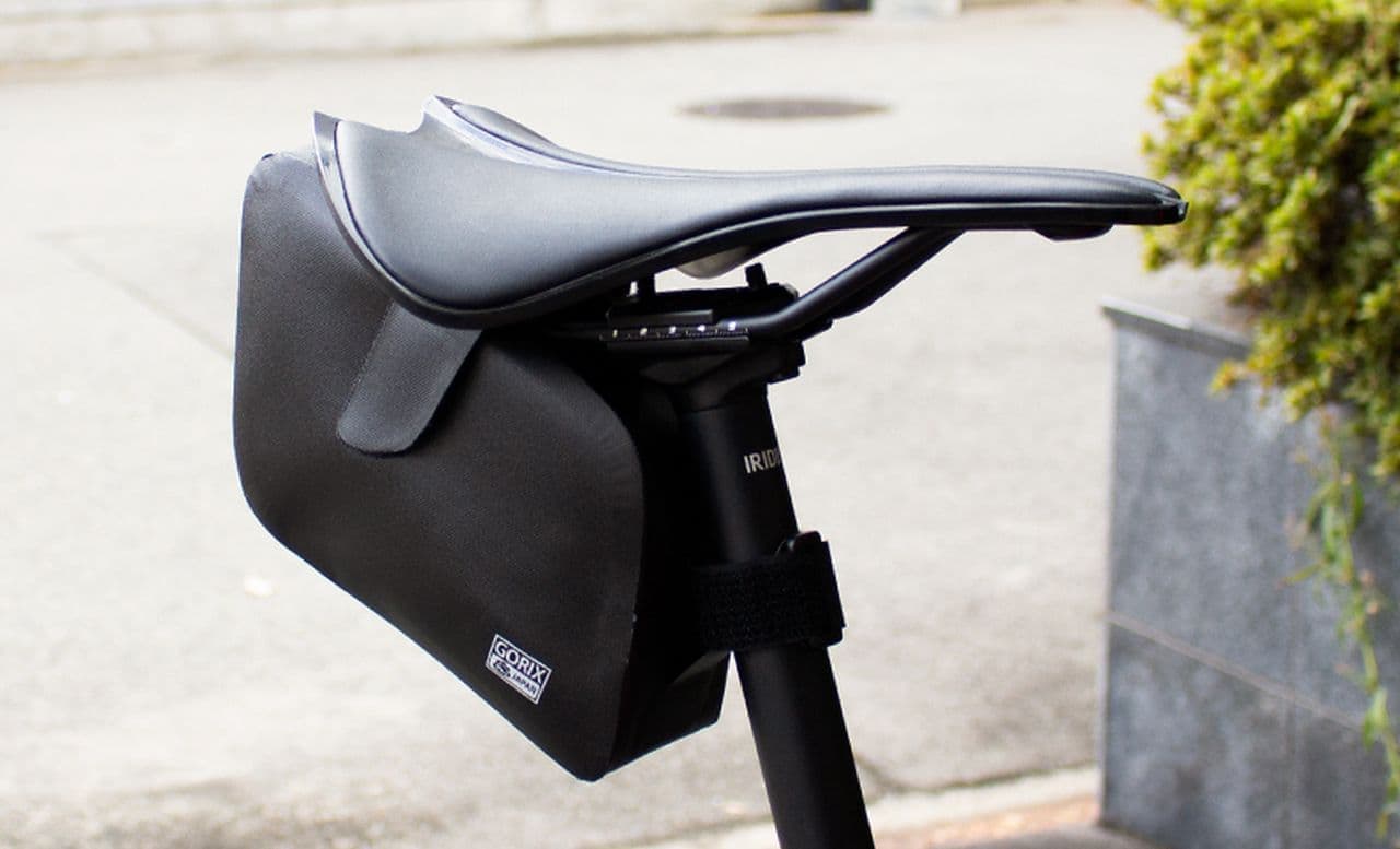 自転車用サドルバッグをGORIXが販売開始 ― ベルクロとマジックテープで装着する 重さ100g 収納容量1Lのバッグ