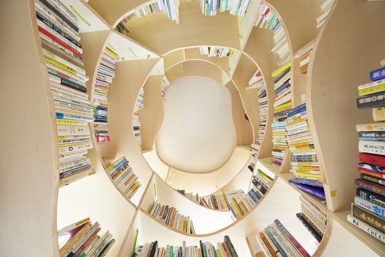 人が中に入れる本棚「Curiosity Go Round」発売 2,500冊の書籍に囲まれてアイデアを練る空間