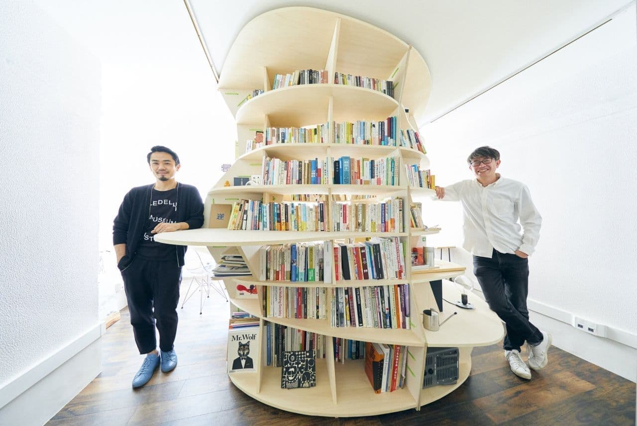 人が中に入れる本棚「Curiosity Go Round」発売 2,500冊の書籍に囲まれてアイデアを練る空間