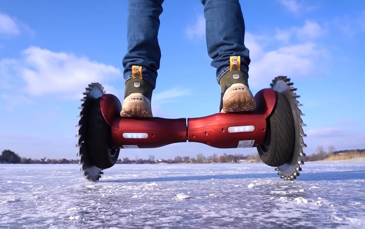 丸ノコバランススクーターでならスリップせずに氷上を走れる 
