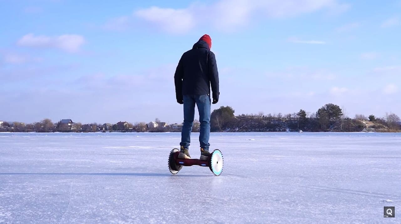 丸ノコバランススクーターでならスリップせずに氷上を走れる 