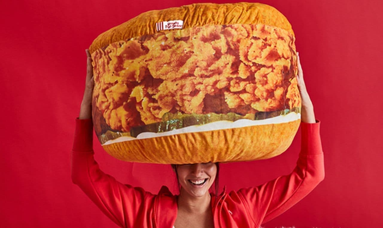 「KFCチキンサンドクッション」 直径約90cmのビッグサイズでチキンを抱いてリラックスできる