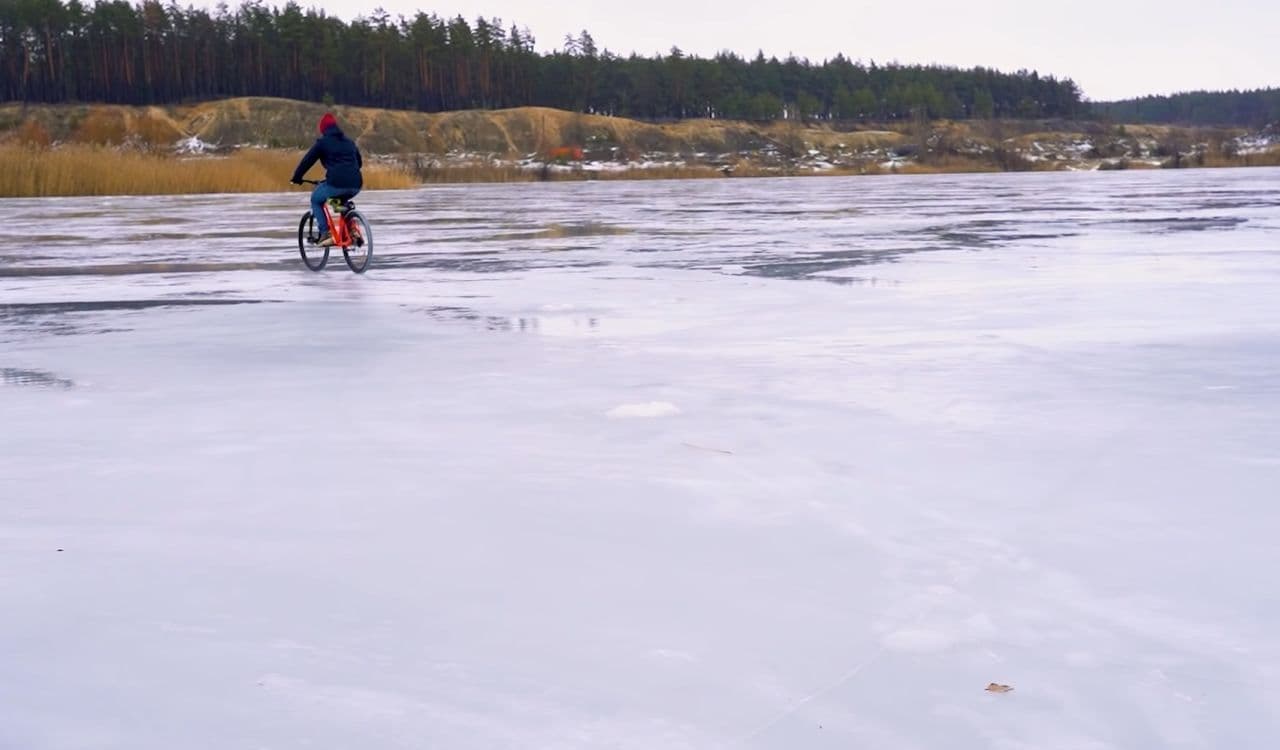 凍結した道路も走れる自転車用タイヤを作りたい そんな願いをお安く実現するボルトタイヤ