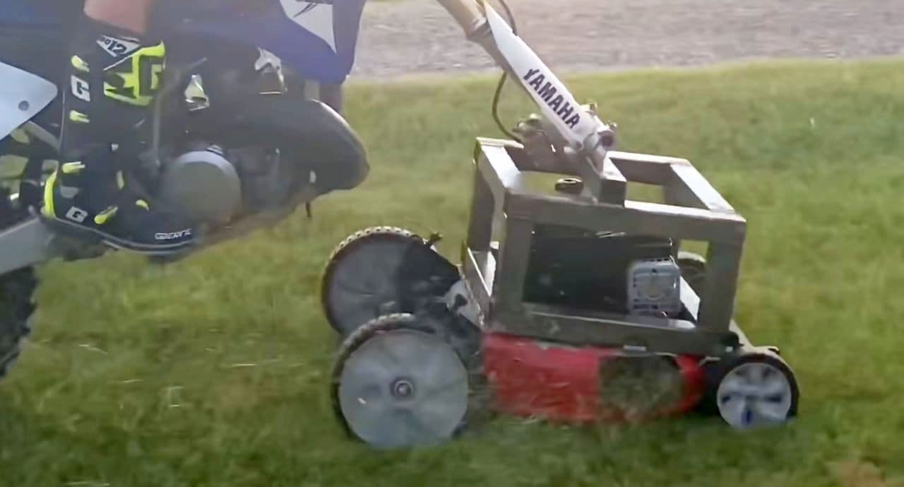 ヤマハ「YZ250」を芝刈り機に改造！ 速く 楽しく そしてカッコよく芝刈りができる