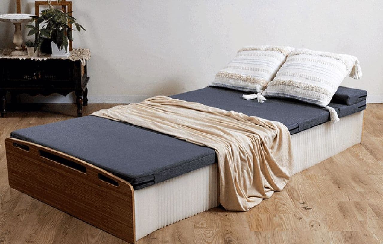 折り畳むと厚さ9cmに！ 伸び縮みするベッド「アコーディオン式ベッド 