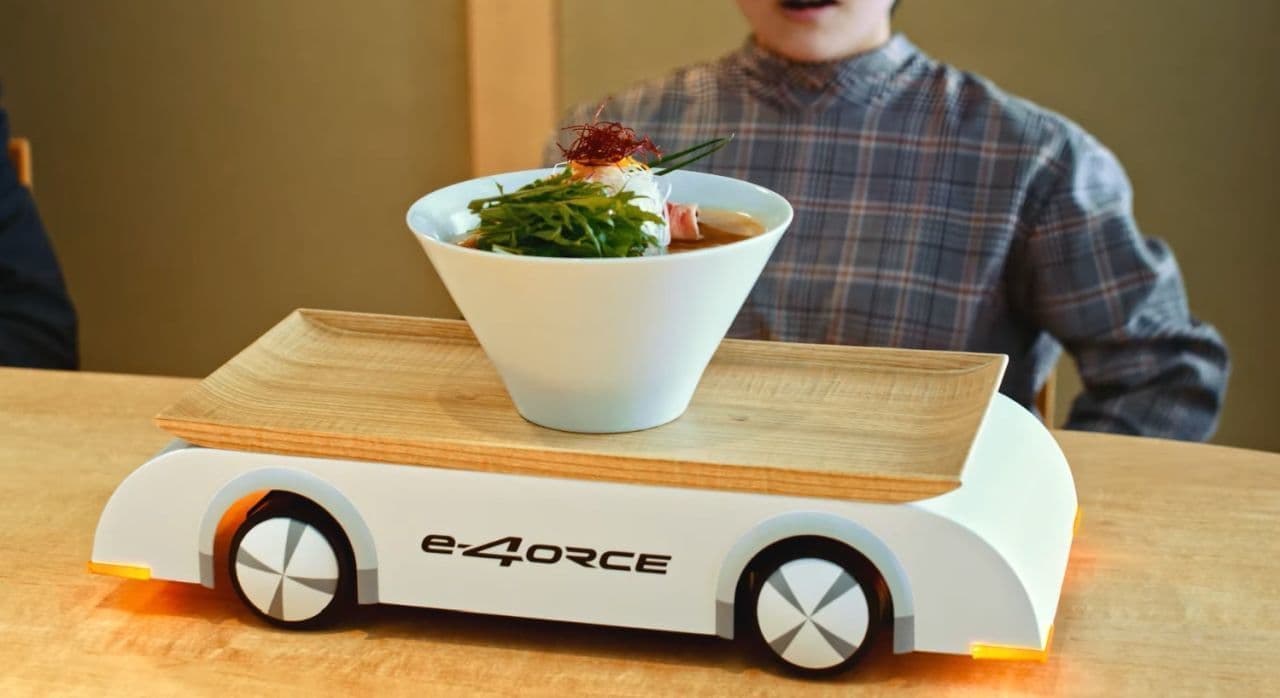日産自動車が スープをこぼさないラーメントレイを公開 電動駆動4輪制御技術から着想を得て開発