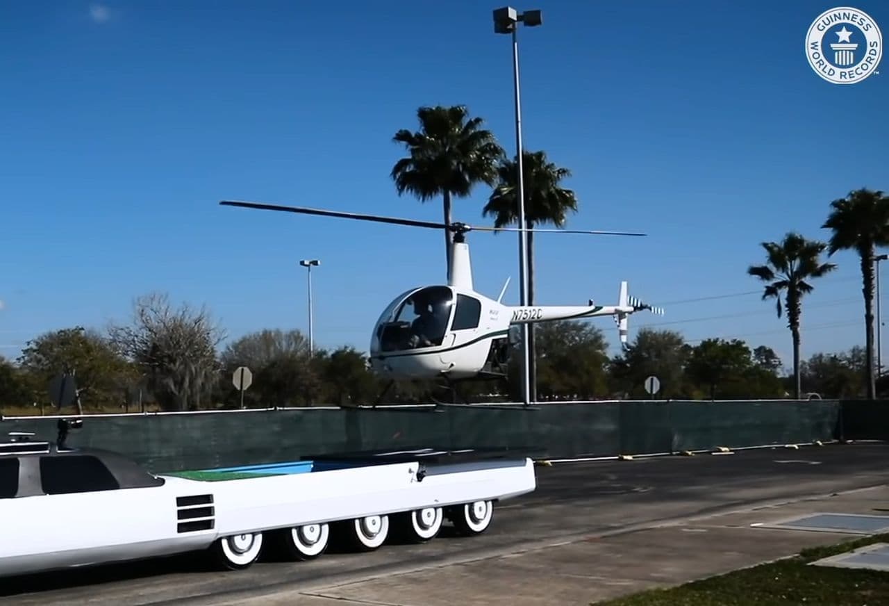 長さ30メートル超！ヘリポートも付いたリムジンが世界最長のクルマとしてギネス世界記録に認定される