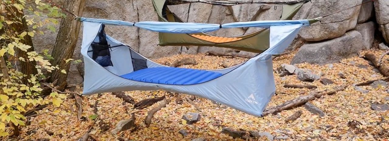 テント同様、虫よけのメッシュも装備。タープも装備されていて、悪天候のときにも利用可能となっています。